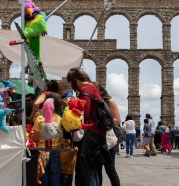 Un dúo entre un bailarín y una excavadora y otras maravillas de Titirimundi 2026