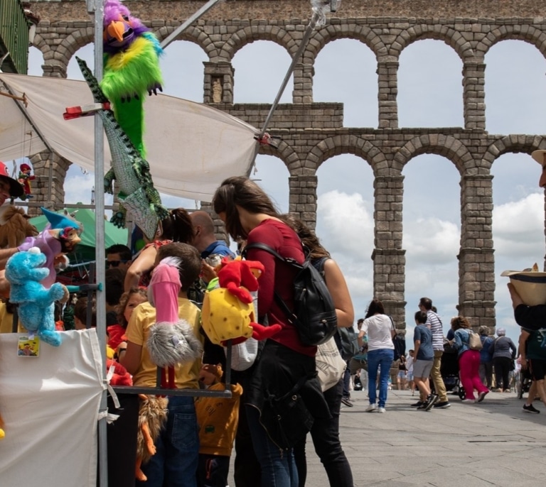 Un dúo entre un bailarín y una excavadora y otras maravillas de Titirimundi 2026