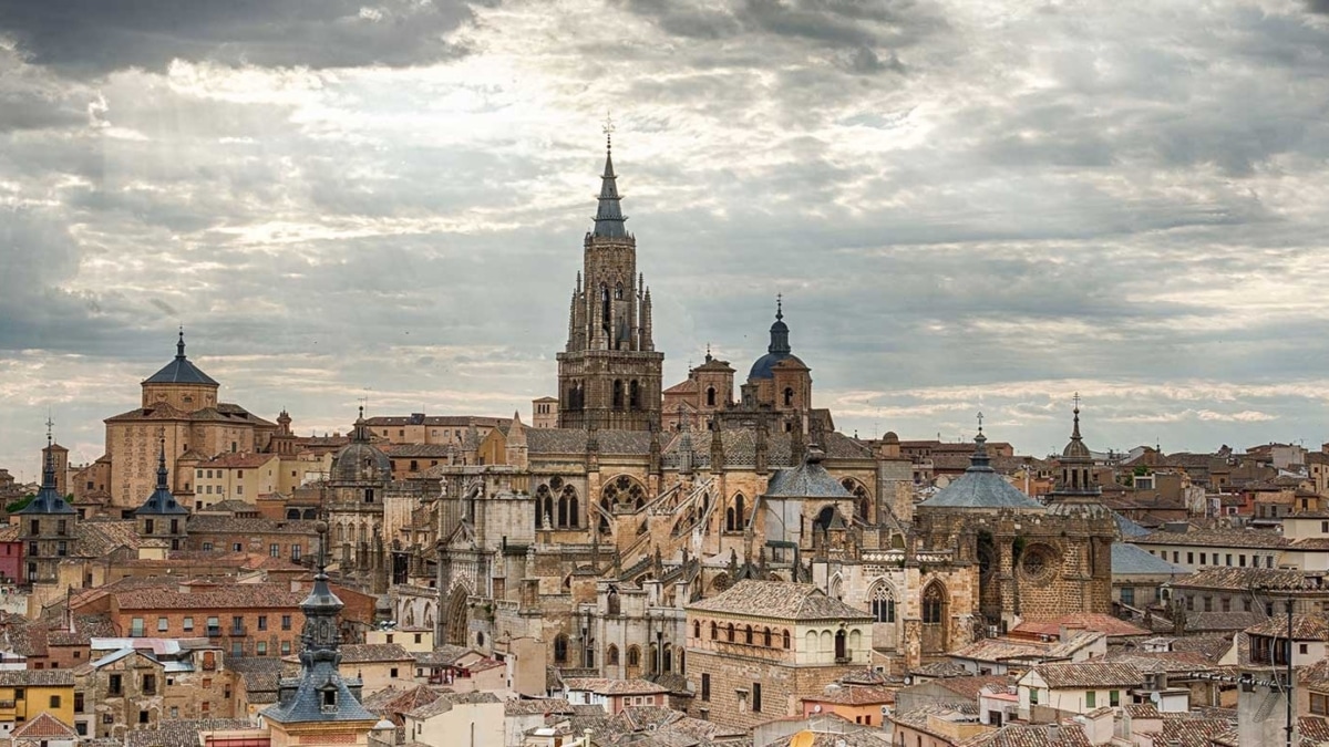 Toledo ha puesto en marcha una nueva iniciativa para acercar su patrimonio menos accesible a la ciudadanía con la apertura extraordinaria de claustros y capillas durante el fin de semana del 18 y 19 de abril. La propuesta se enmarca en la programación del 25 aniversario del Consorcio de la Ciudad de Toledo y ofrece recorridos guiados y teatralizados por espacios habitualmente cerrados al público.