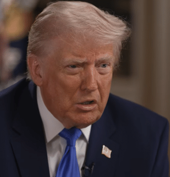 Trump responde con sorna a las teorías de la conspiración que califican [...]