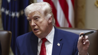 Trump vuelve a amenazar a Irán con desatar el "infierno" si no abre "el puto estrecho" este martes