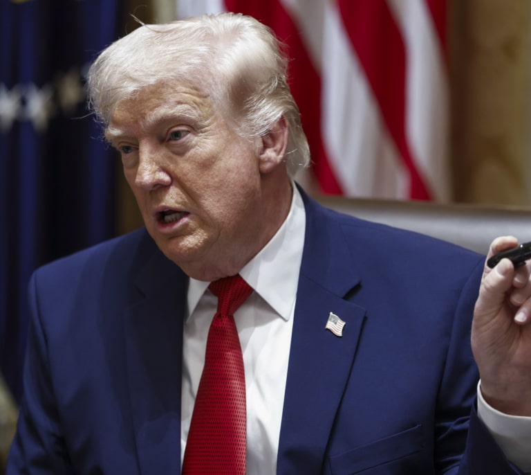 Trump vuelve a amenazar a Irán con desatar el "infierno" si no abre "el puto estrecho" este martes