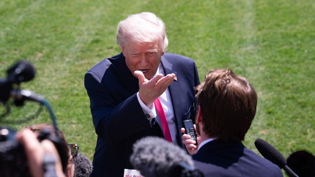 Donald Trump atiende a los medios la mañana del viernes en la Casa Blanca.