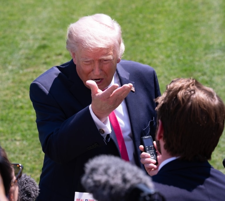 Trump reacciona a la cumbre progresista de Sánchez en Barcelona: "¿Habéis visto lo mal que le va a España?"