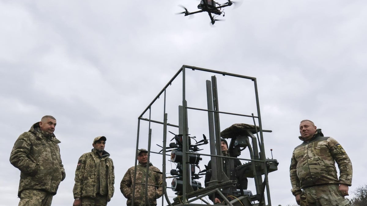 Soldados ucranianos prueban drones de combate en un lugar no identificado de Zaporiya.