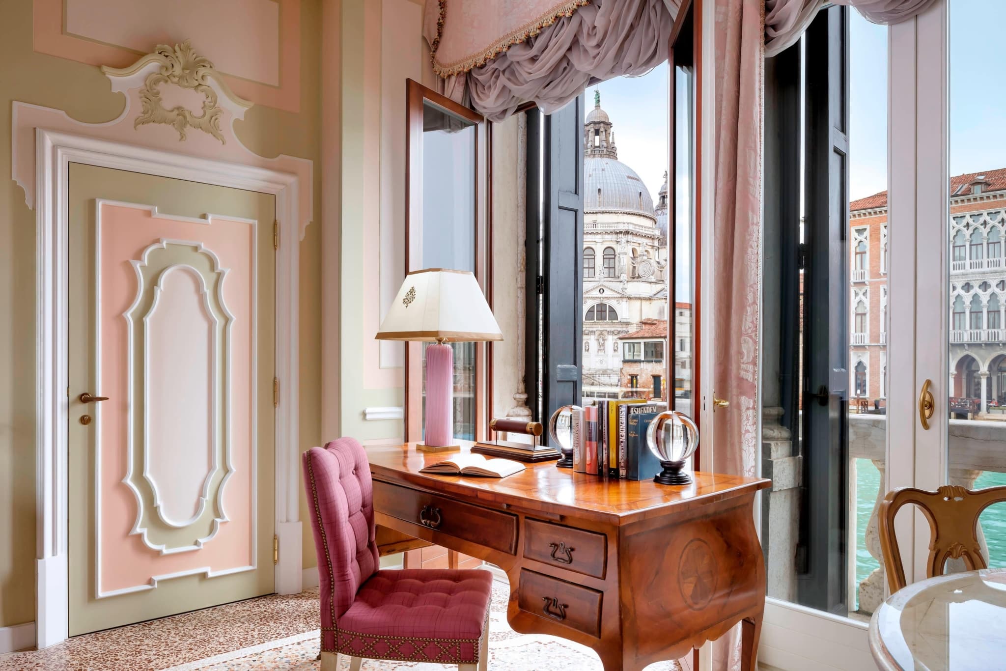 En el escritorio de la suite Somerset Maugham del Palazzo Gritti, con vistas al Gran Canal, el privilegiado huesped encontrará una selección de la obra del escritor británico.