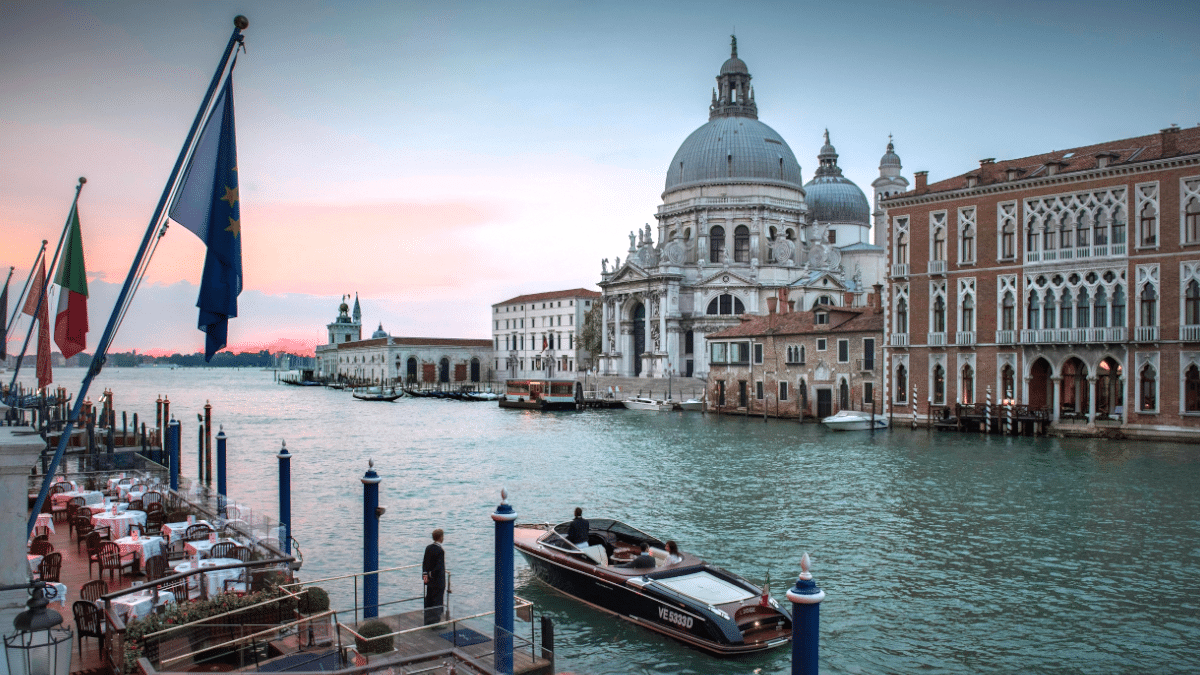 Vista del Gran Canal, con la basílica de Santa Maria della Salute al fondo, desde el Palacio Gritti.