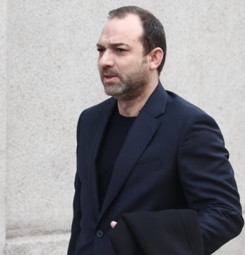 El hijo de Ábalos niega haber hablado "en clave" con Koldo y [...]