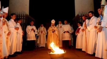 Los secretos de la Vigilia Pascual, la misa más larga e importante del año para los católicos 