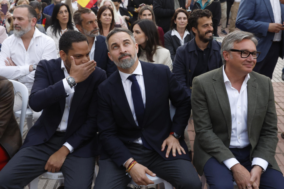 El presidente de Vox, Santiago Abascal (c), asiste al acto de presentación de candidatos para las elecciones de Andalucía del próximo 17 de mayo, este jueves en Málaga