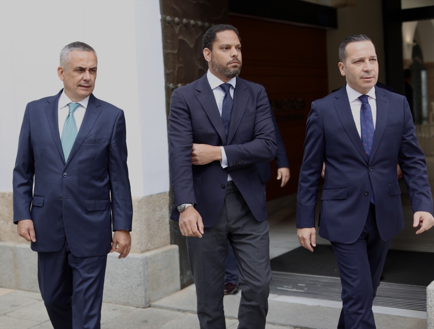 El secretario general de Vox, Ignacio Garriga, en la sesión de investidura de María Guardiola, junto al portavoz de la Asamblea, Óscar Fernández (d) y el senador autonómico Ángel Pelayo Gordillo (i)