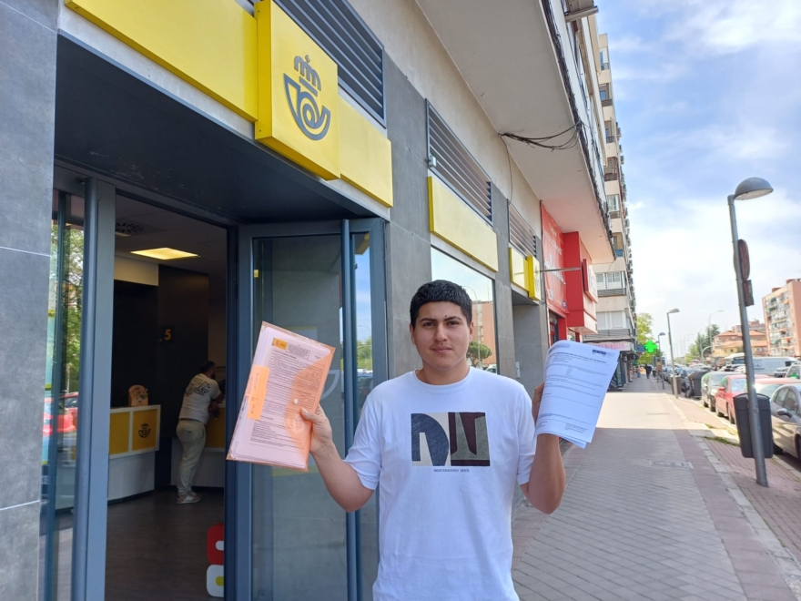 Bryan frente a la oficina de Correos donde ha presentado su solicitud
