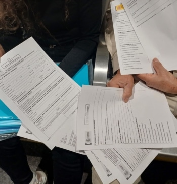 En el laberinto burocrático de la regularización de inmigrantes de Sánchez: "Piden [...]