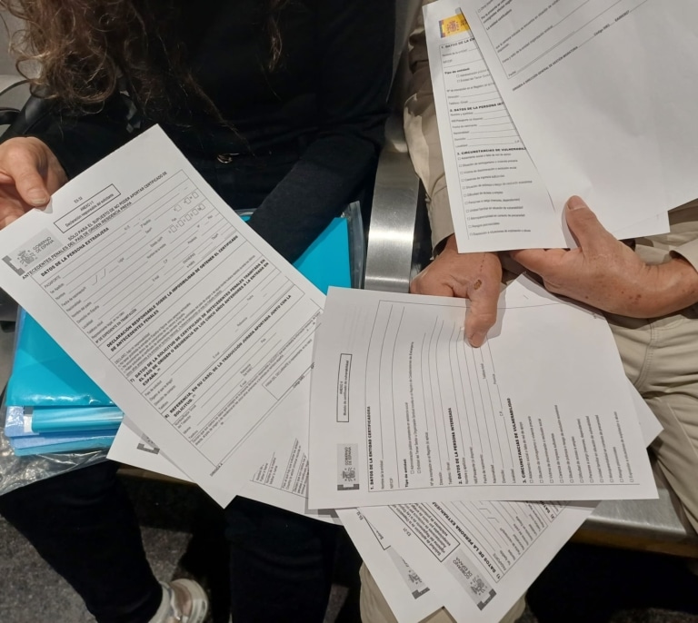 En el laberinto burocrático de la regularización de inmigrantes de Sánchez: "Piden documentación que no es lógica"
