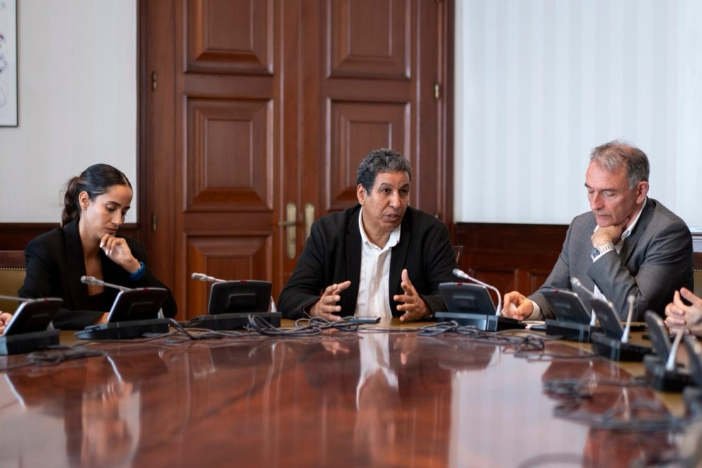 Los diputados de Sumar Tesh Sidi y Enrique Santiago y el representante del Frente Polisario en España, Adbulah Arabi