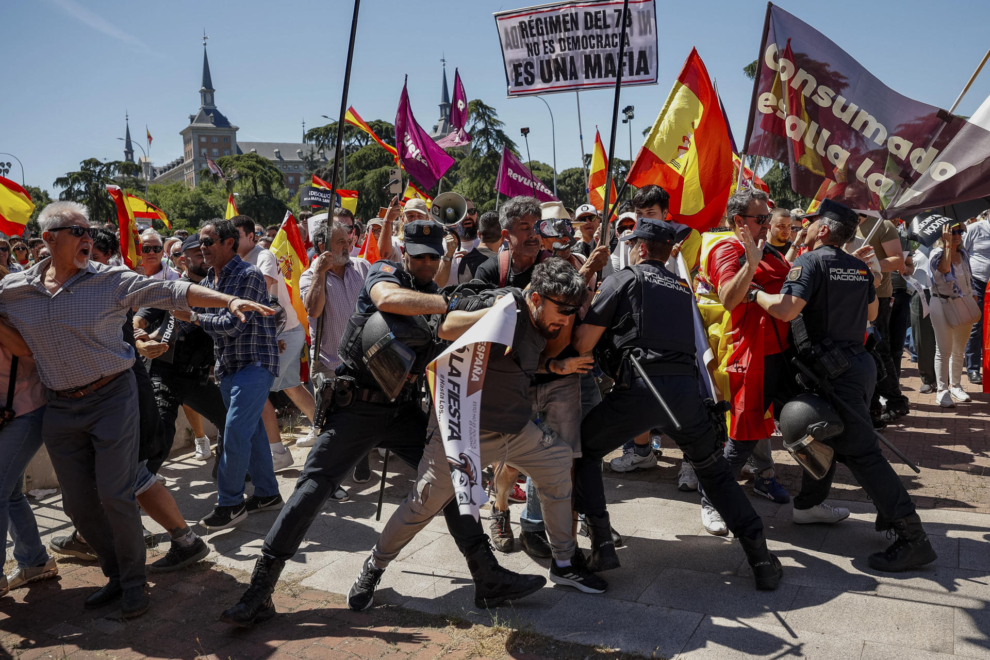 Barrera policial contra los manifestantes en Madrid.