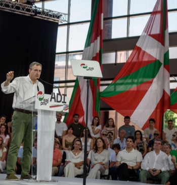Entre el pacto y el 'postureo': el difícil equilibrio del PNV con [...]
