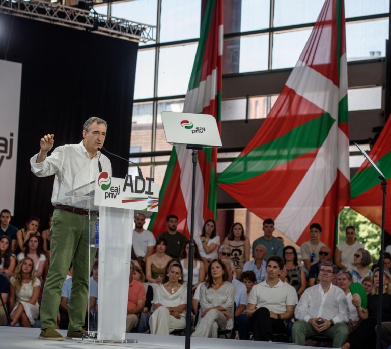 Entre el pacto y el 'postureo': el difícil equilibrio del PNV con Sánchez
