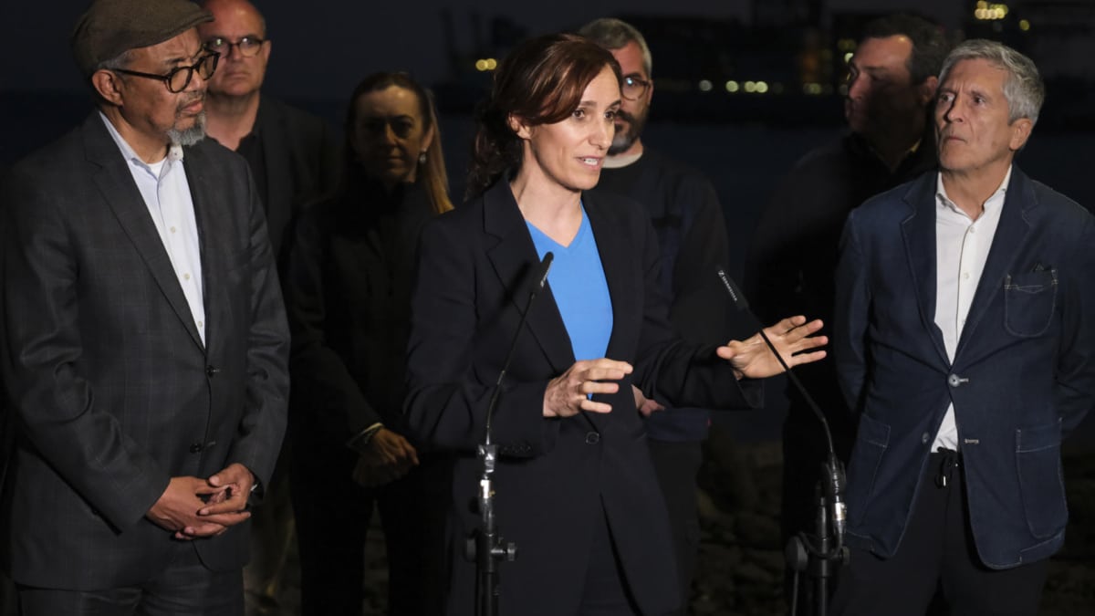 La ministra de Sanidad, Mónica García, acompañada por el ministro de Interior, Fernando Grande-Marlaska (d) y el director general de la Organización Mundial de la Salud (OMS), Tedros Adhanom Ghebreyesus.
