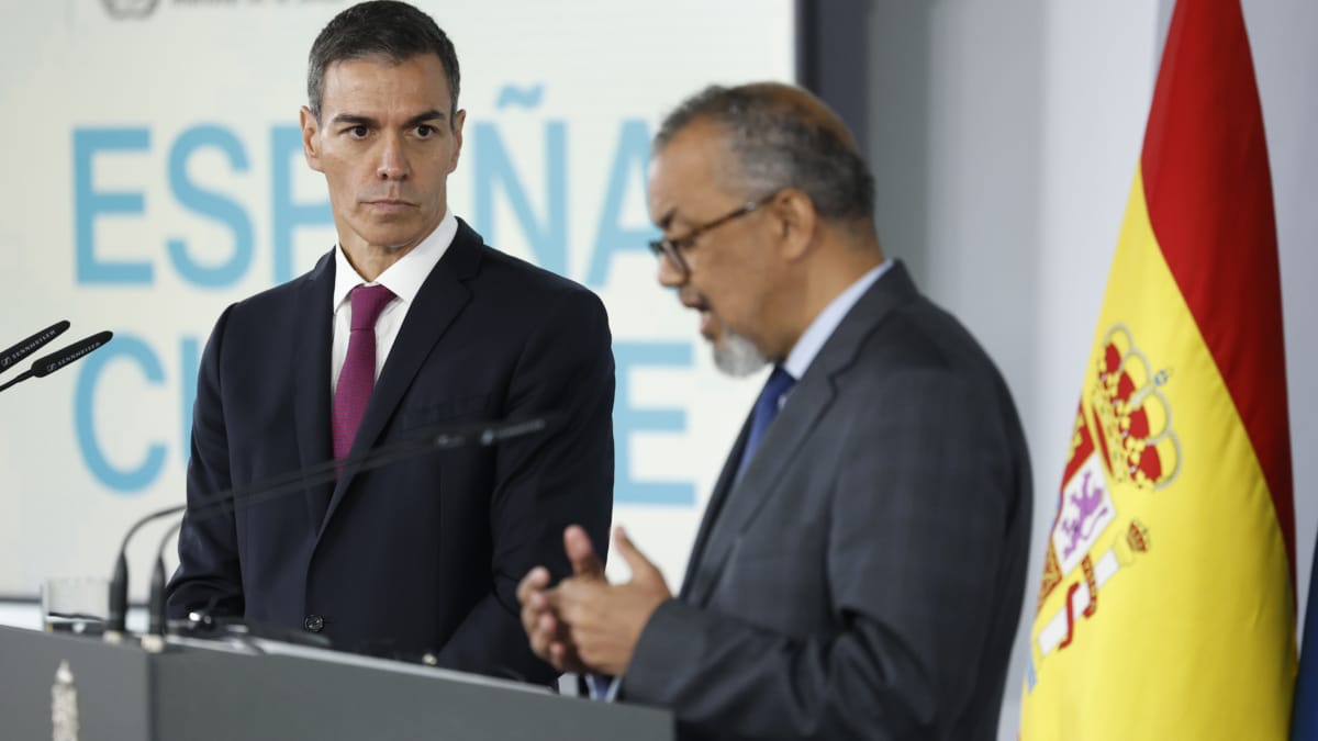 MADRID, 12/05/2026.- El presidente del Gobierno, Pedro Sánchez, y el director general de la Organización Mundial de la Salud, Tedros Adhanom, durante la rueda de prensa que han ofrecido tras la reunión mantenida este martes en el Palacio de la Moncloa para analizar la situación provocada por la crisis de hantavirus. EFE/ Chema Moya
