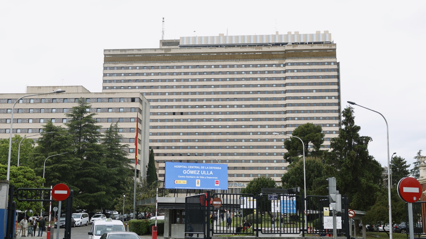 MADRID, 08/05/2026.- Entrada al Hospital Gómez Ulla de Madrid, este viernes. Los 14 pasajeros españoles del crucero afectado por un brote de hantavirus se aislarán en el Hospital Gómez Ulla de Madrid, donde serán trasladados el lunes desde Tenerife. El Gobierno ha asegurado que los pasajeros se están mostrado "muy colaboradores" y ninguno ha manifestado por el momento su oposición a someterse a una cuarentena. EFE/ Rodrigo Jimenez