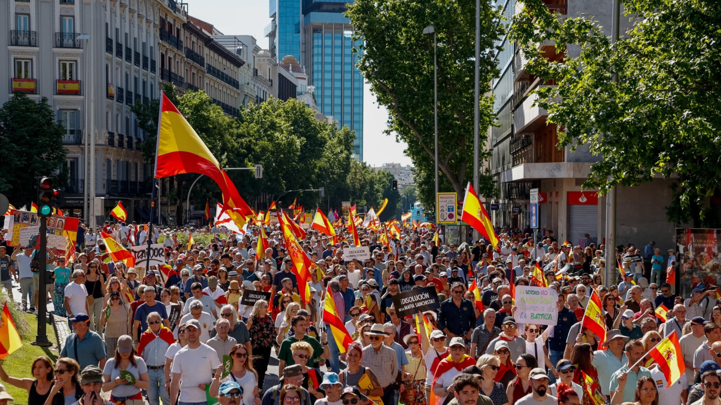 Decenas de miles de personas exigen la dimisión de Sánchez en la manifestación de Sociedad Civil