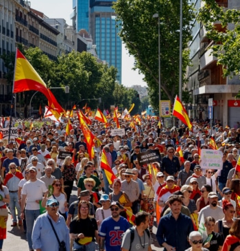 Decenas de miles de personas exigen la dimisión de Sánchez en la [...]