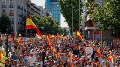 Decenas de miles de personas exigen la dimisión de Sánchez en la manifestación de Sociedad Civil