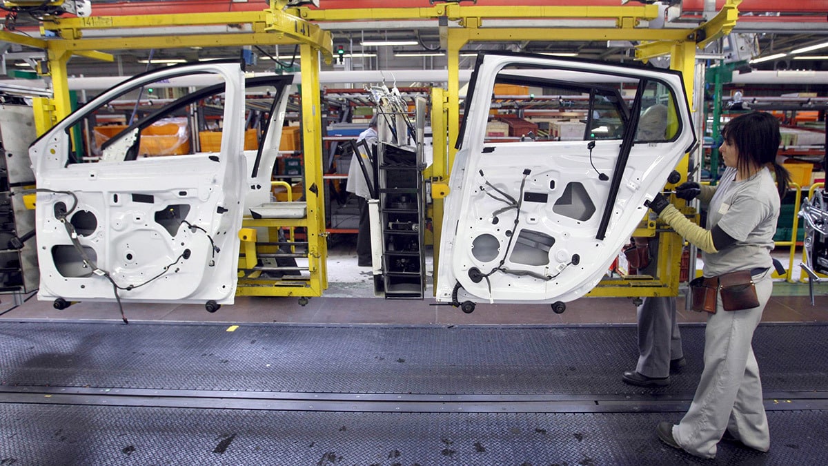 Una operaria trabaja en una cadena de montaj en una fábrica de Renault.