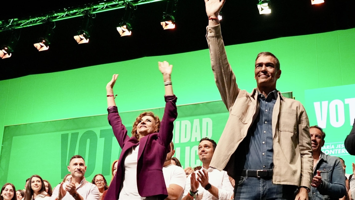 El presidente del Gobierno y secretario general del PSOE, Pedro Sánchez, y la candidata a la presidencia de la Junta de Andalucía, María Jesús Montero.