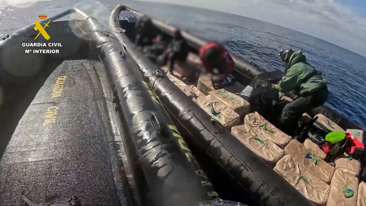 Agentes de la Guardia Civil interceptan una narcolancha