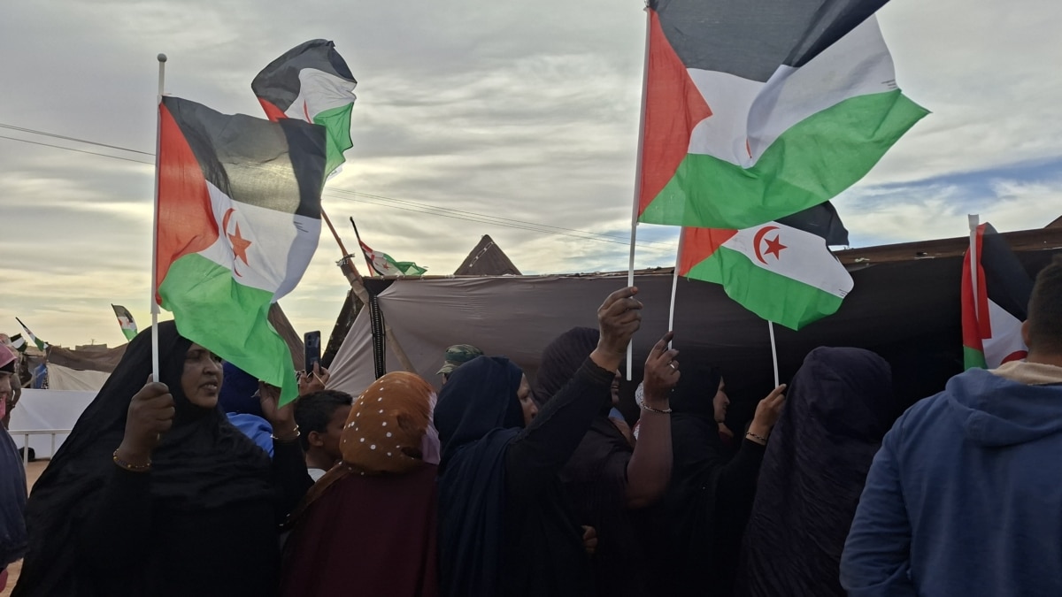 Banderas de la República Árabe Saharaui Democrática en los campamentos de refugiados en Tinduf (Argelia)