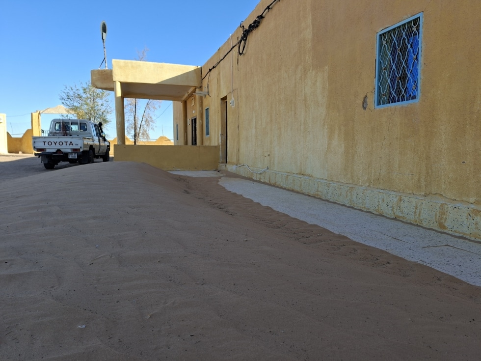 Las dunas cubren el exterior de la Escuela de Enfermería Ahmed Abdel-Fatah