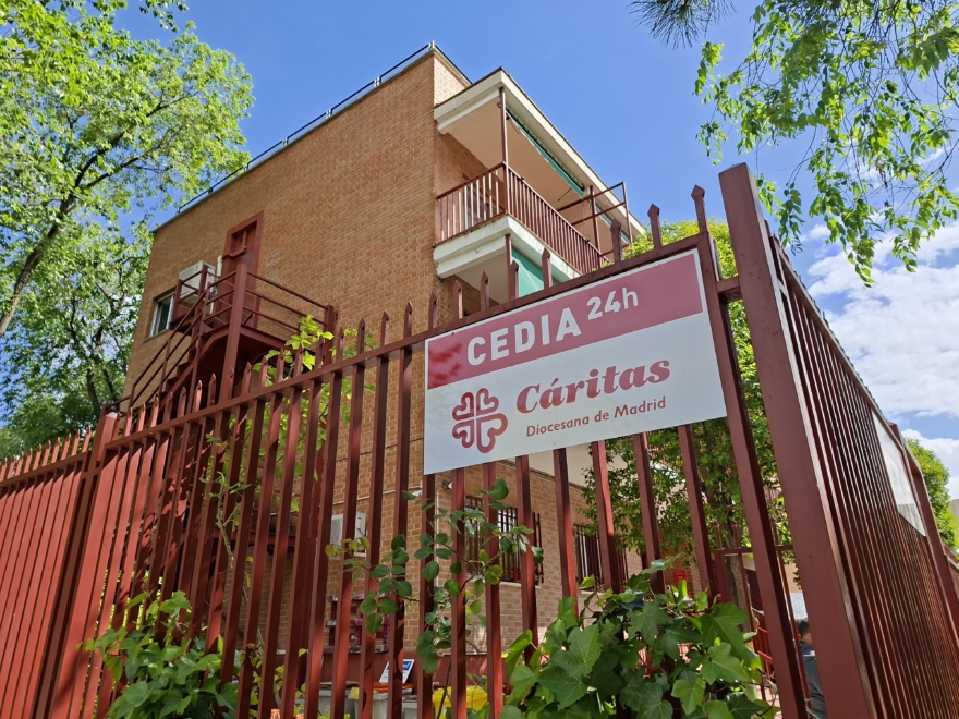 Exterior del centro CEDIA para personas sin hogar de Cáritas