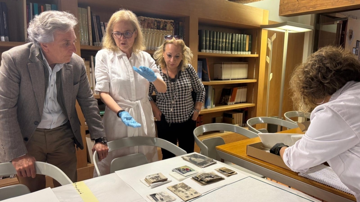 El comisionado para la Recuperación, Raúl Mérida, y la directora general de Atención a Víctimas y Afectados, Amparo Clemente, han visitado el taller de Salvem les Fotos instalado en el Castillo de Alaquàs.