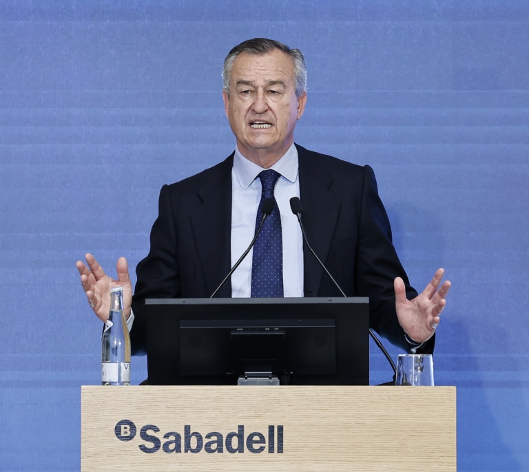 González-Bueno dice adiós al Sabadell y ve sentido a las fusiones de bancos medianos
