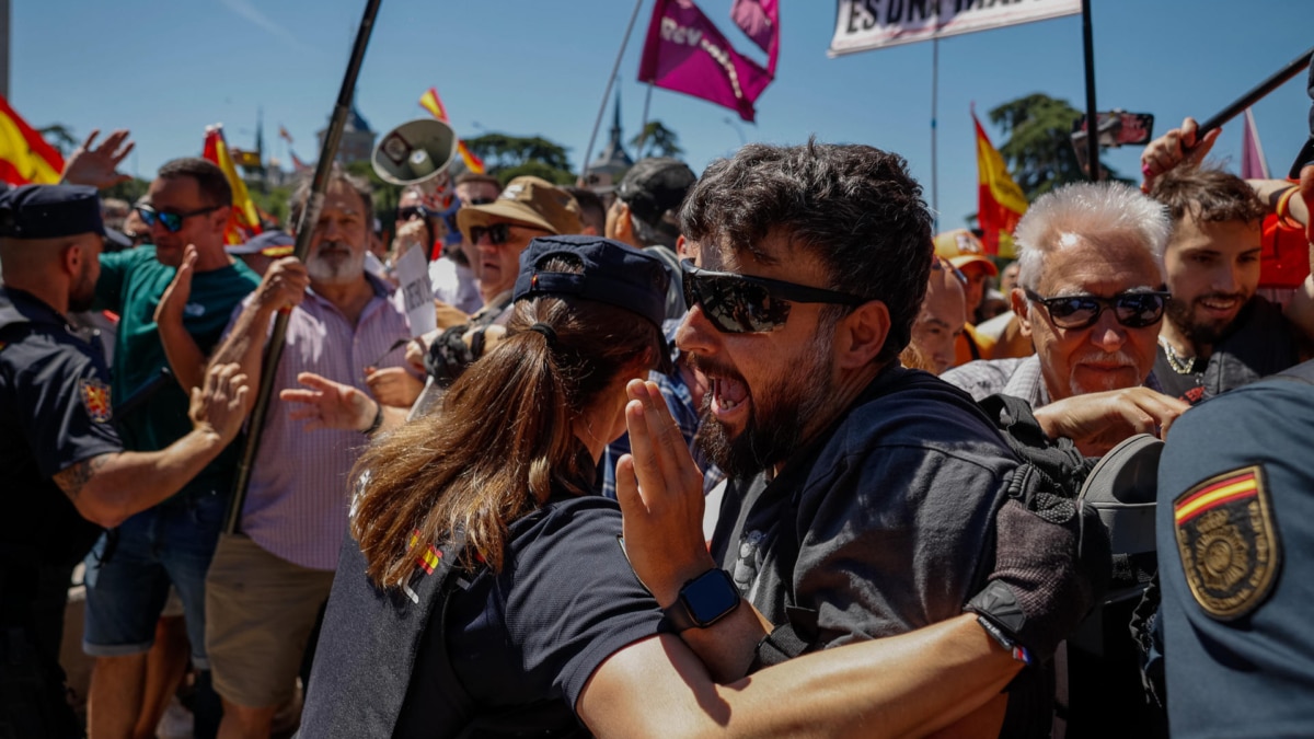 La Policía trata de contener a los manifestantes en Madrid.