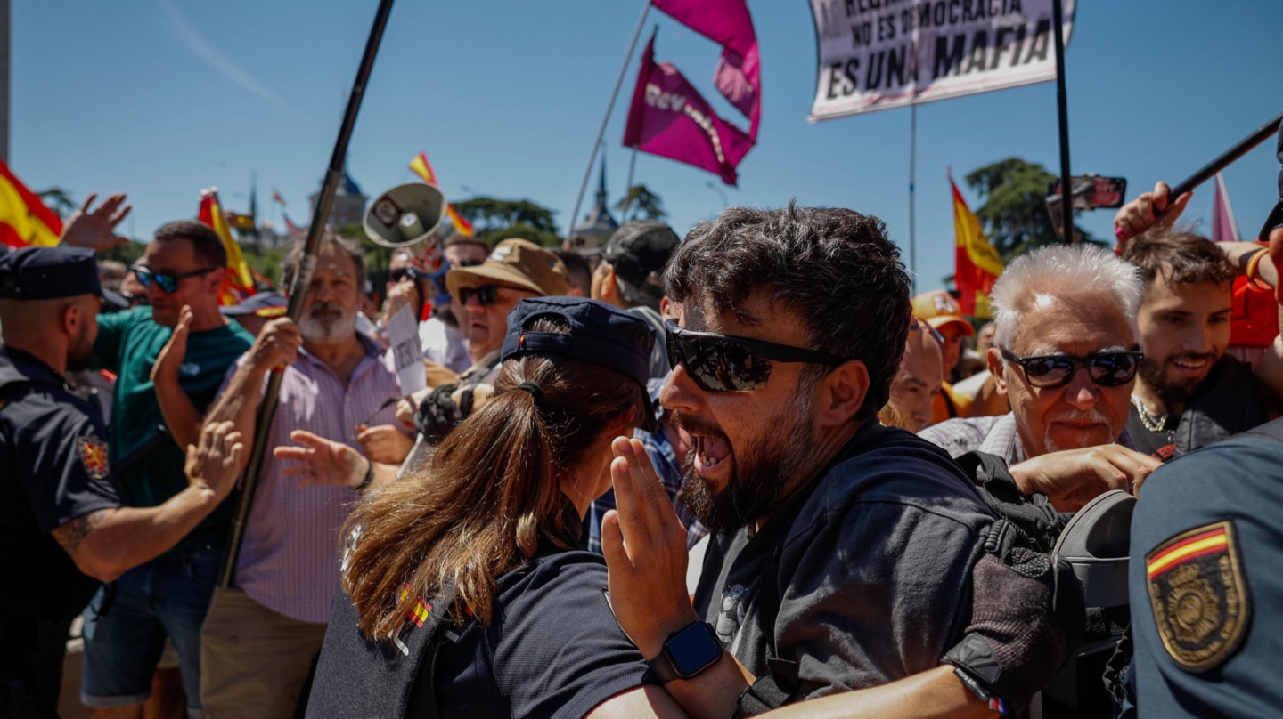 La Policía frena a los manifestantes que quieren llegar al Palacio de La Moncloa