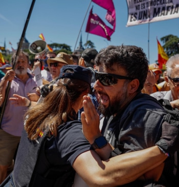 La Policía frena a los manifestantes que quieren llegar al Palacio de [...]