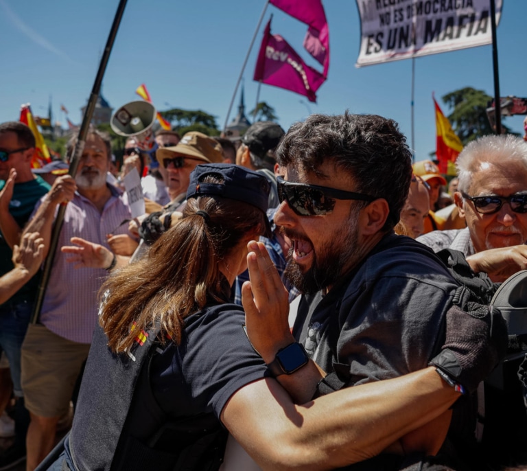 La Policía frena a los manifestantes que quieren llegar al Palacio de La Moncloa
