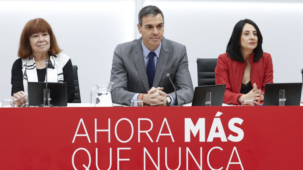 FOTODELDÍA MADRID, 18/05/2026.- La presidenta del PSOE, Cristina Narbona (i); el secretario general y presidente del Gobierno, Pedro Sánchez, y la secretaria de Organización, Rebeca Torró, al inicio de la reunión de la Ejecutiva federal del Partido Socialista este lunes en la sede de la formación política en Madrid. EFE/ Chema Moya