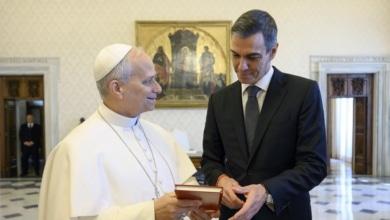 Sánchez reitera su apoyo a Zapatero y dice que el PSOE colabora con la Justicia tras la entrada de la UCO en Ferraz