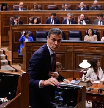 El PSOE mantiene su plan de defensa de Zapatero pero lo supedita [...]