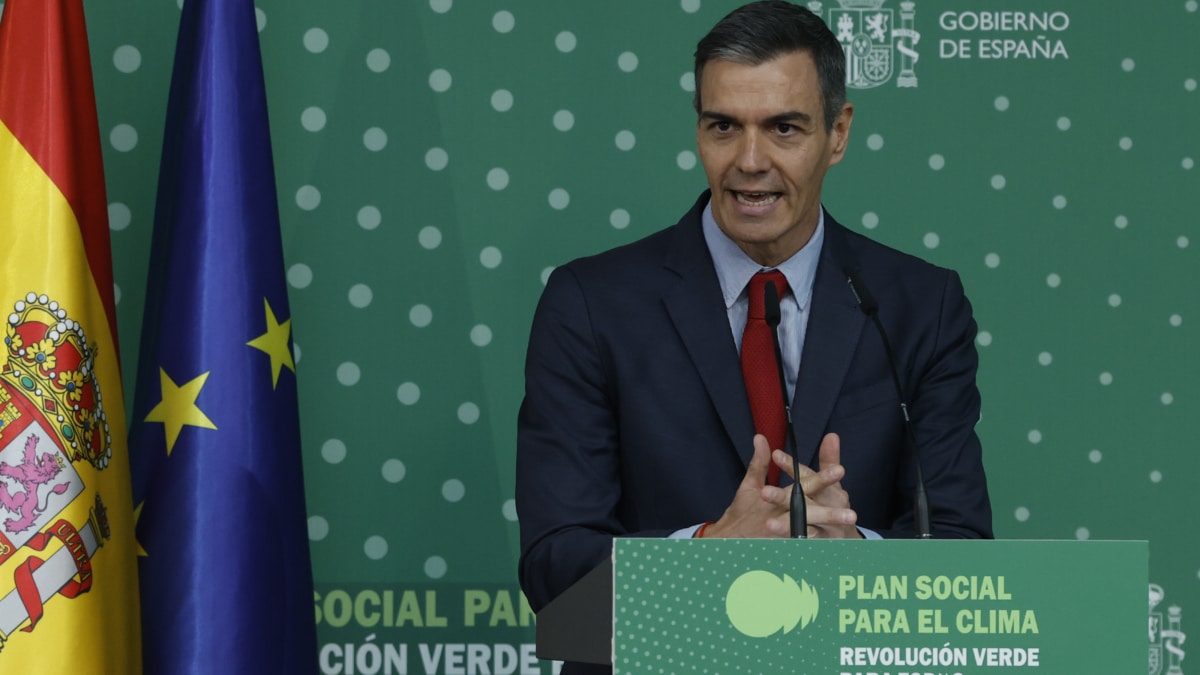 MADRID, 25/05/2026.- El presidente del Gobierno, Pedro Sánchez, interviene durante la clausura el acto de presentación de la propuesta de Plan Social para el Clima, que contiene medidas e inversiones para reducir las emisiones de CO2 en el transporte por carretera o los edificios, y cuyo objetivo general es impulsar una transición ecológica socialmente justa, en Madrid, este lunes. EFE/ J.J. Guillen