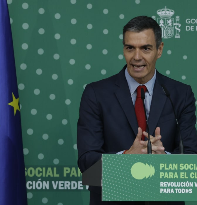El PSOE mantiene su confianza en Zapatero pese al sumario y admite [...]