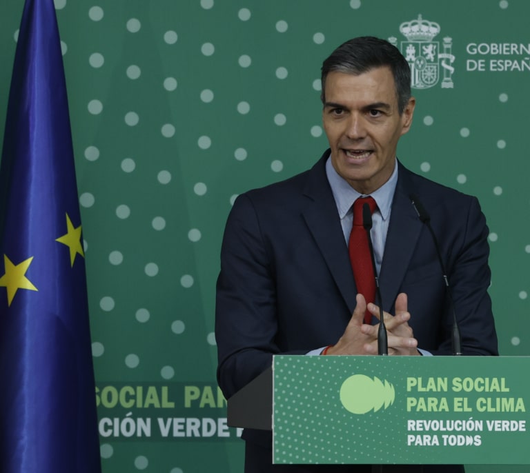 El PSOE mantiene su confianza en Zapatero pese al sumario y admite su malestar por la "sintonía" de González con el PP