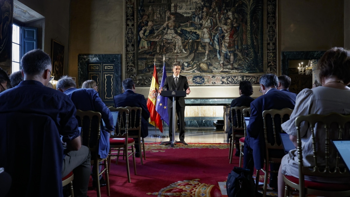 ROME (Italy), 27/05/2026.- Spain's Prime Minister Pedro Sanchez (C) speaks during a press conference at the Spanish Embassy to the Holy See, in Rome, Italy, 27 May 2026. The Spanish prime minister is visiting Rome and the Vatican on 27 May, ahead of the Popes upcoming Apostolic Journey to Spain, scheduled from 6 to 12 June 2026. (Santa Sede, Italia, España, Roma) EFE/EPA/FABIO FRUSTACI