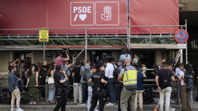 Sánchez pasa a la ofensiva tras el cerco judicial para apretar las filas y animar a un PSOE con la moral hundida