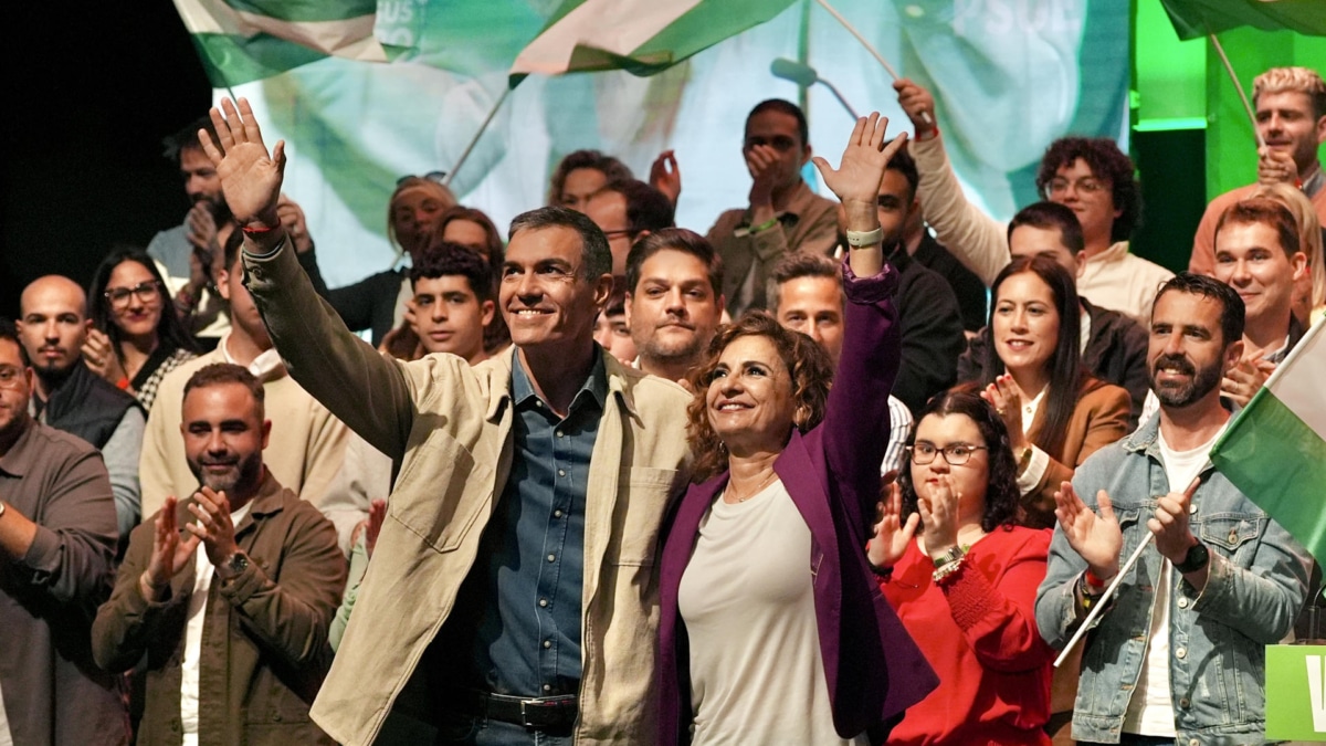 El presidente del Gobierno y secretario general del PSOE, Pedro Sánchez, y la candidata a la presidencia de la Junta de Andalucía, María Jesús Montero.