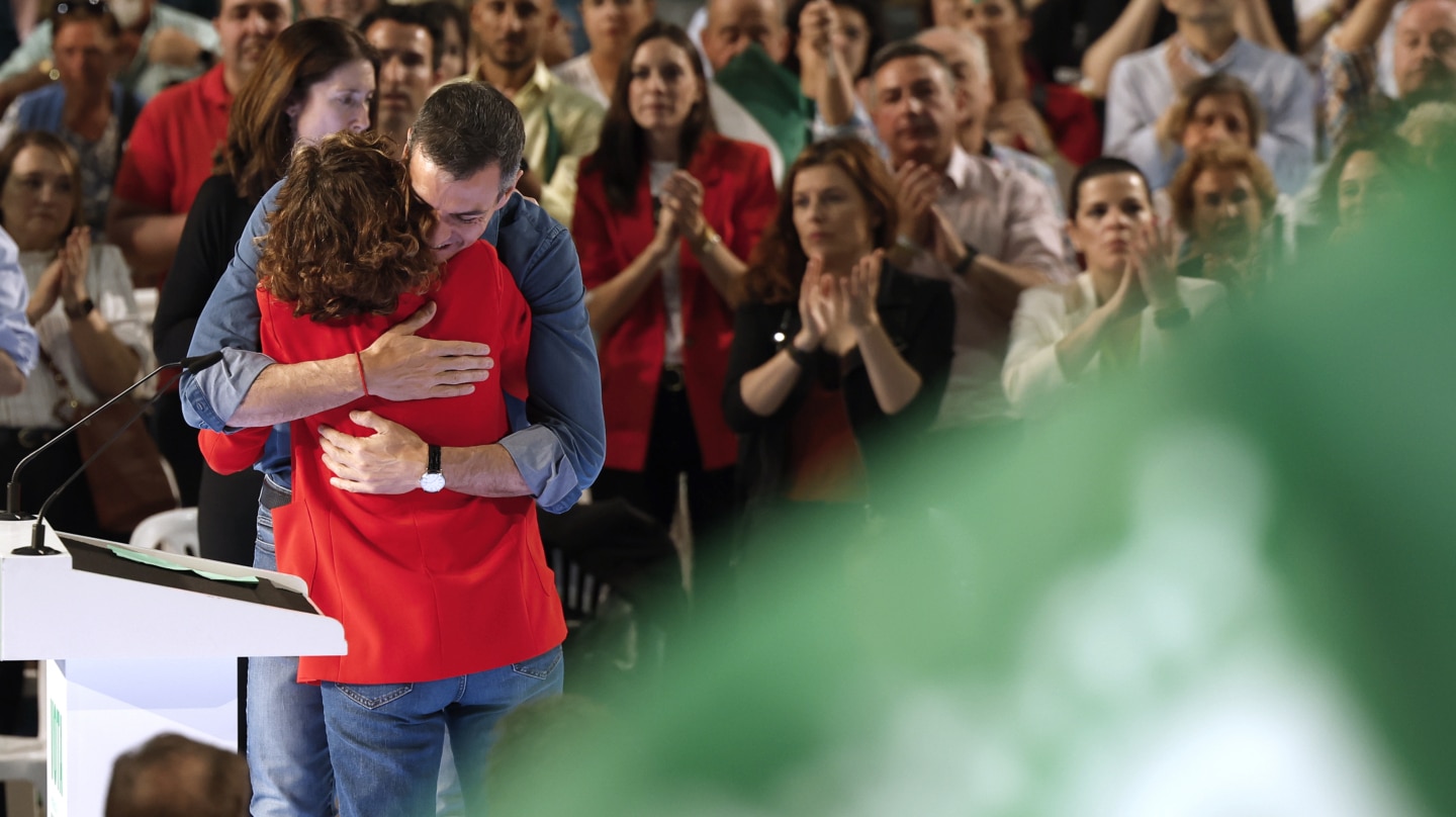 SEVILLA, 15/05/2026.- El presidente del Gobierno Pedro Sánchez saluda a la candidata María Jesús Montero durante el cierre de campaña electoral que los socialistas celebran hoy viernes en Sevilla. EFE/Julio Muñoz